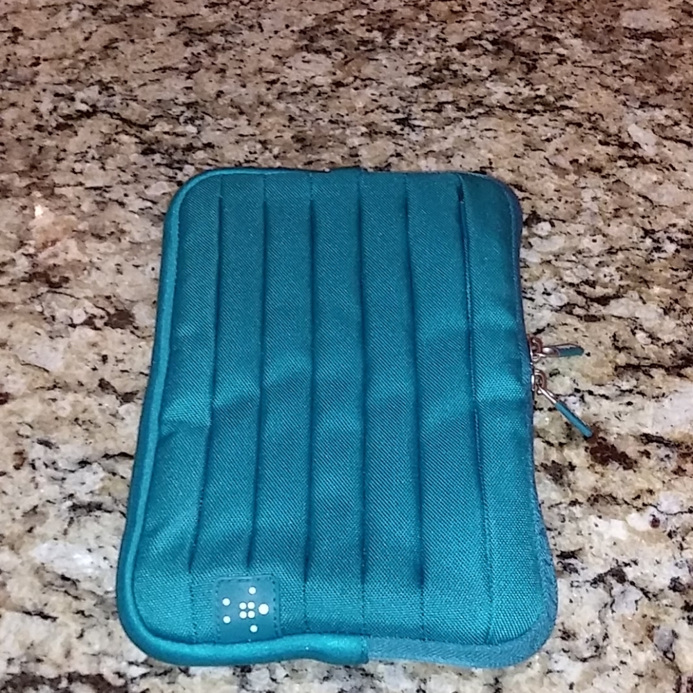 729 Belkin Universal Pleated Sleeve for 8in Tablet
